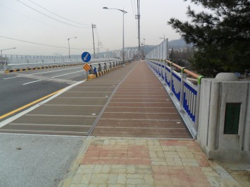 읍내3가 ~ 와동육교간(신탄진선) 도로확장공사 중 신대과도교 브라켓 인도교설치공사